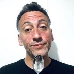 Eline mikrofon yerine kaşık verilen bir Emin resmedelim. Eline mikrofon yerine kaşık verilen bir Emin resmedelim.